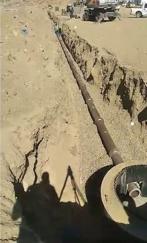 أعمال الحفر وتمديد المواسير داخل المخطط