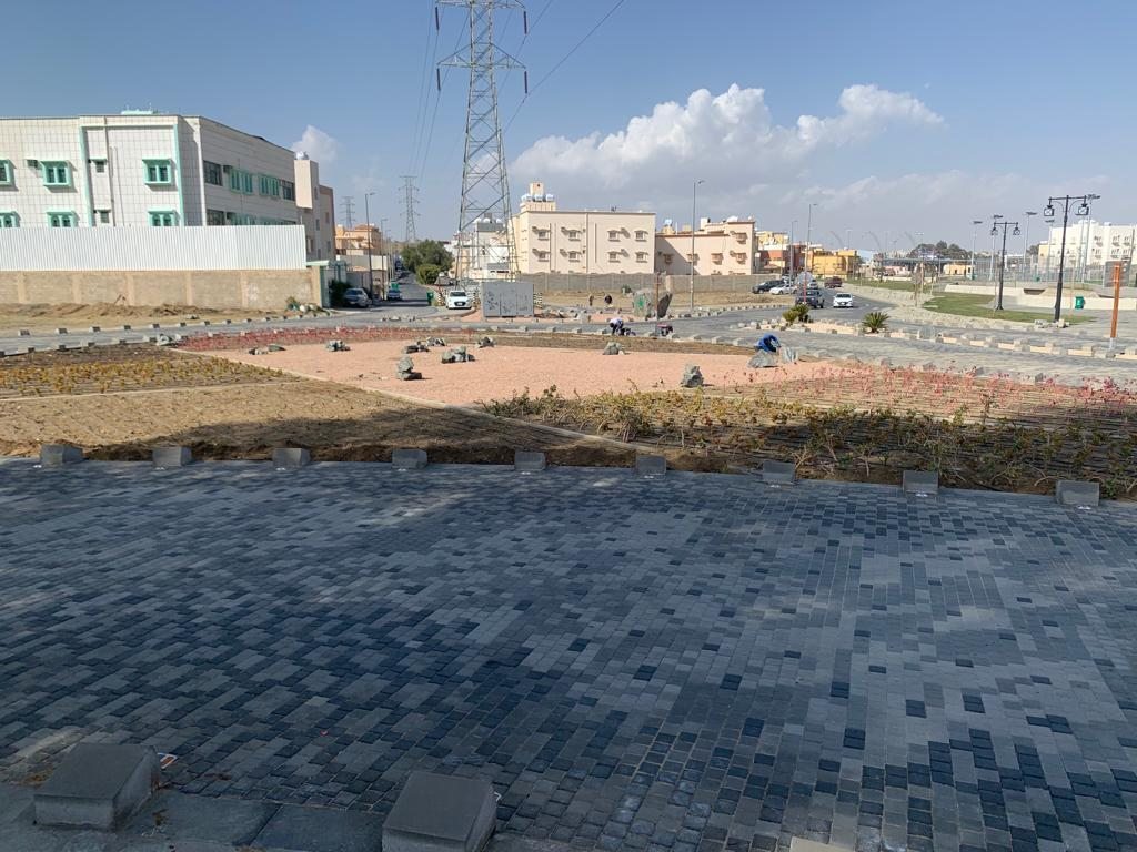 أعمال تنسيق وزراعة وممرات داخل المشروع