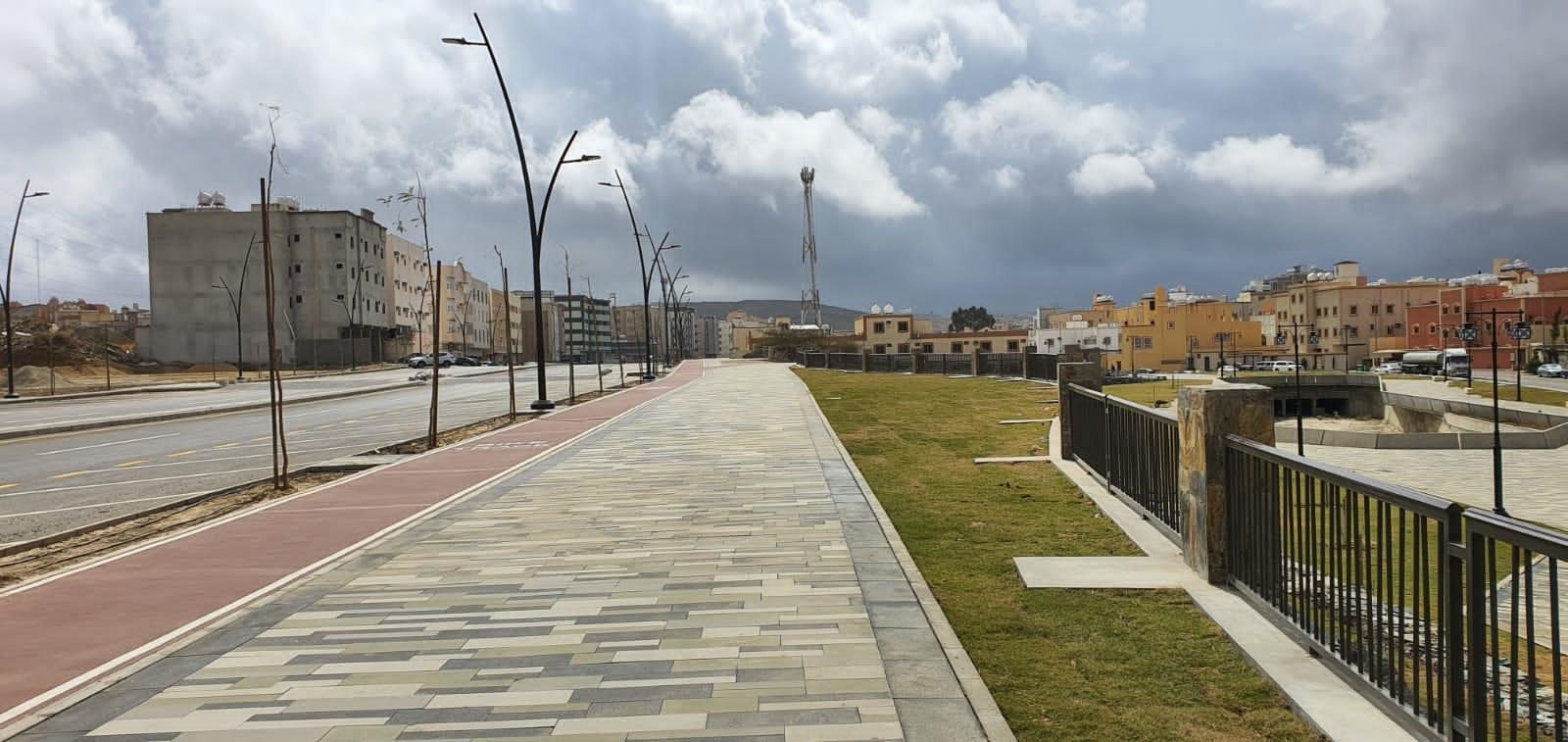ممشى ومسطحات خضراء بعد اكتمال التنفيذ